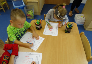 11 dzieci rysują kropki